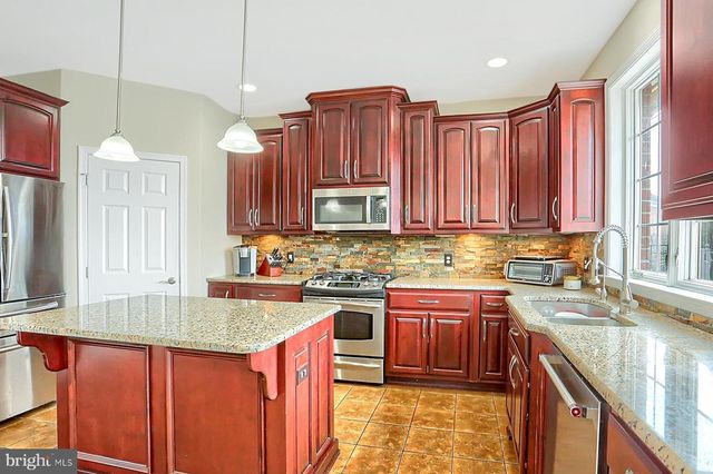 1563 WINSFORD LN, York, PA 17404