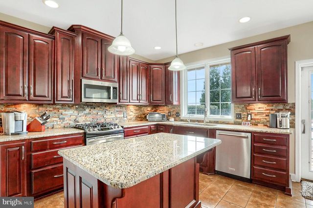 1563 WINSFORD LN, York, PA 17404