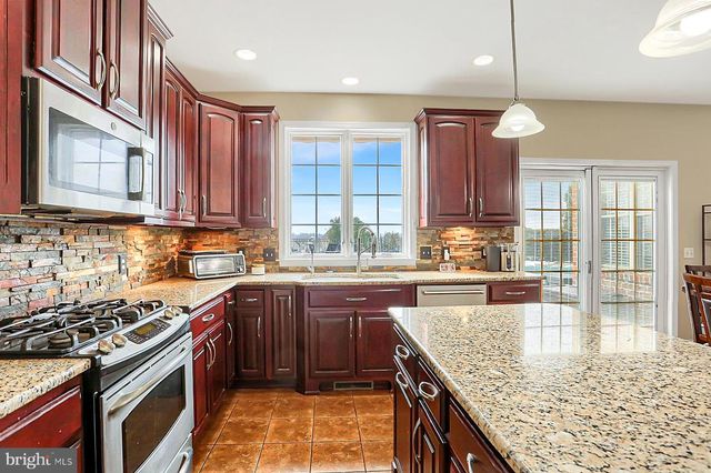 1563 WINSFORD LN, York, PA 17404