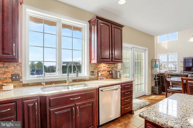 1563 WINSFORD LN, York, PA 17404