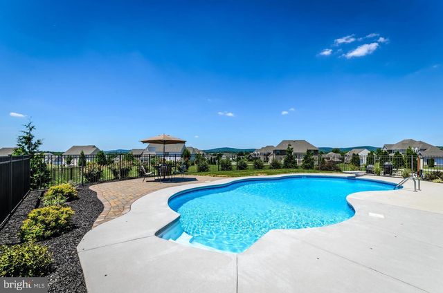 1563 WINSFORD LN, York, PA 17404