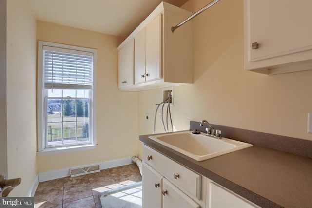 1563 WINSFORD LN, York, PA 17404