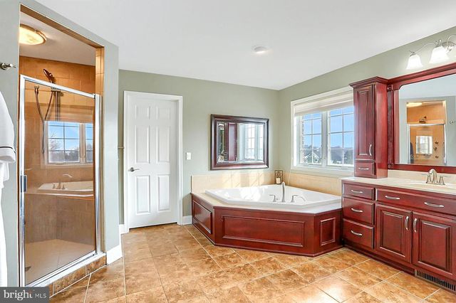 1563 WINSFORD LN, York, PA 17404