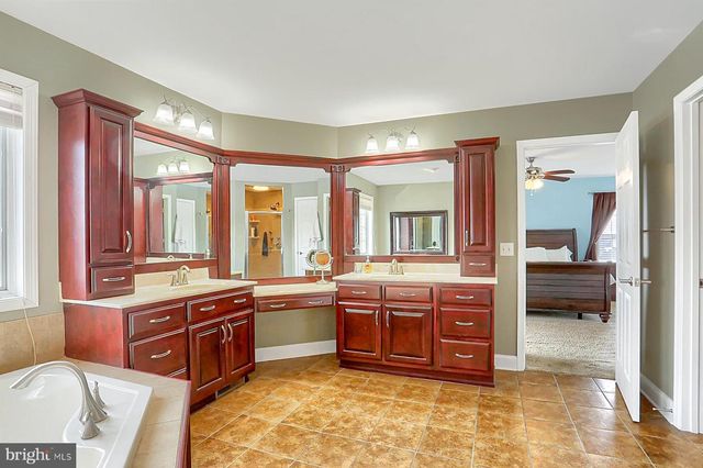 1563 WINSFORD LN, York, PA 17404