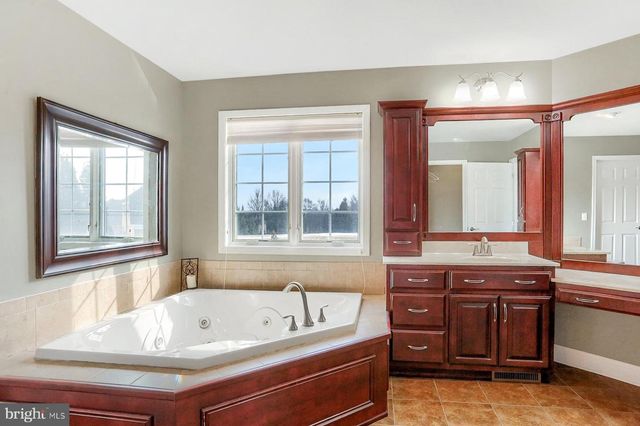 1563 WINSFORD LN, York, PA 17404