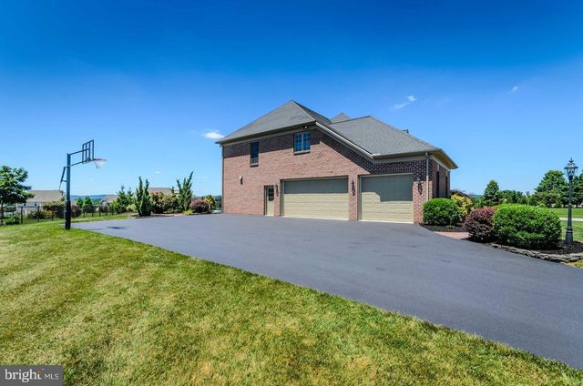 1563 WINSFORD LN, York, PA 17404