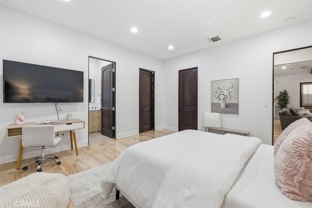22953 Oxnard Street, Woodland Hills, CA 91367