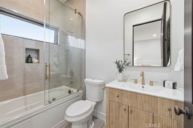 22953 Oxnard Street, Woodland Hills, CA 91367