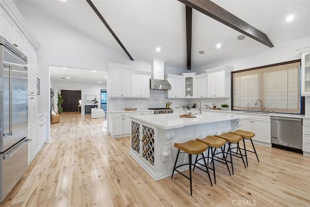 22953 Oxnard Street, Woodland Hills, CA 91367