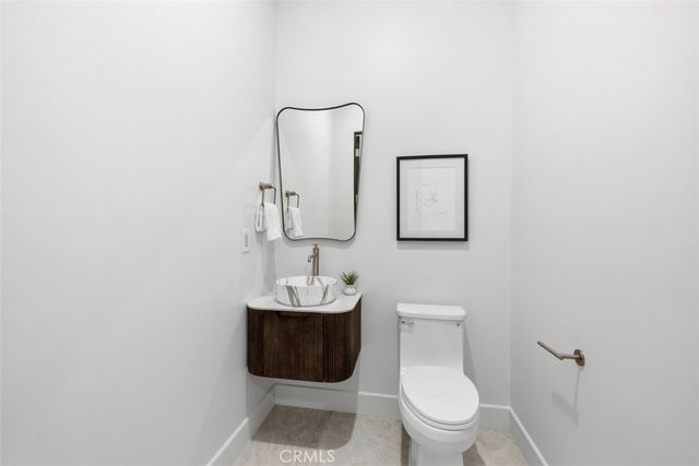 22953 Oxnard Street, Woodland Hills, CA 91367