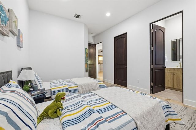 22953 Oxnard Street, Woodland Hills, CA 91367