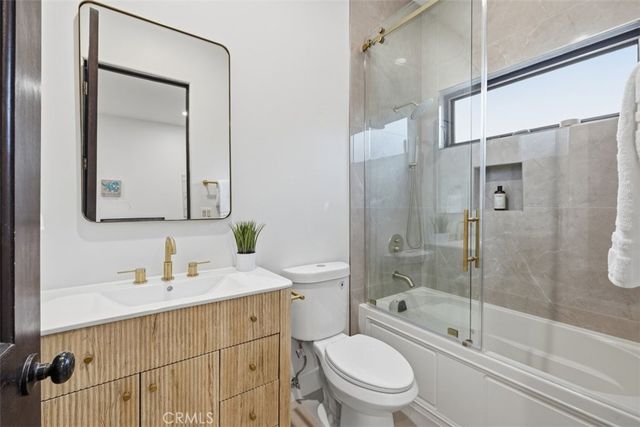 22953 Oxnard Street, Woodland Hills, CA 91367