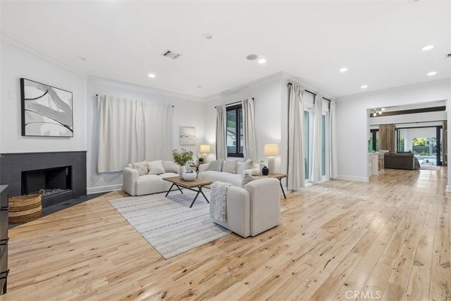 22953 Oxnard Street, Woodland Hills, CA 91367