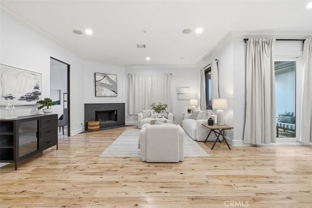22953 Oxnard Street, Woodland Hills, CA 91367