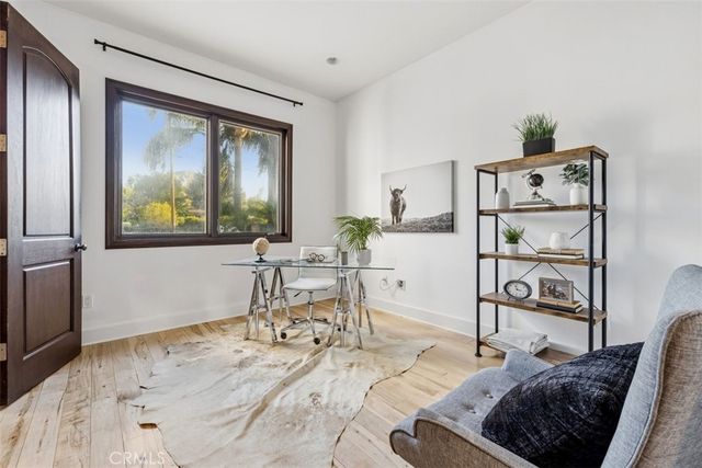 22953 Oxnard Street, Woodland Hills, CA 91367
