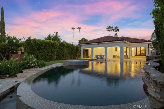 22953 Oxnard Street, Woodland Hills, CA 91367
