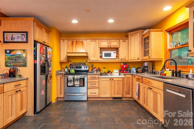 23 Hunting Lodge Drive, Black Mountain, NC 28711