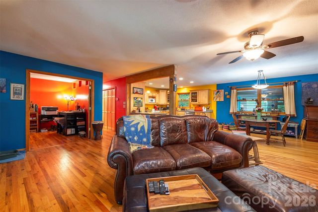 23 Hunting Lodge Drive, Black Mountain, NC 28711