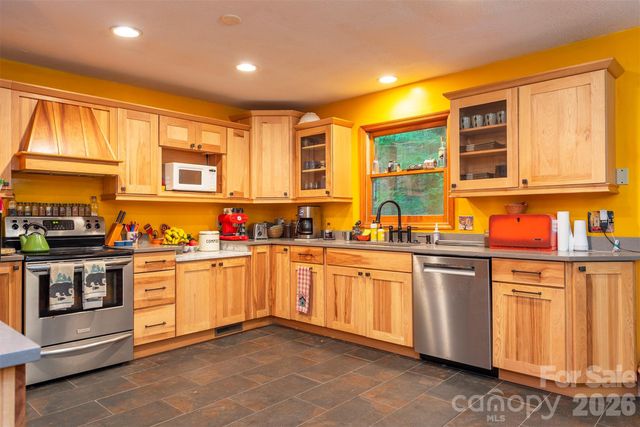 23 Hunting Lodge Drive, Black Mountain, NC 28711