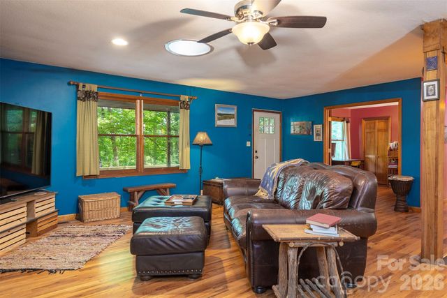 23 Hunting Lodge Drive, Black Mountain, NC 28711