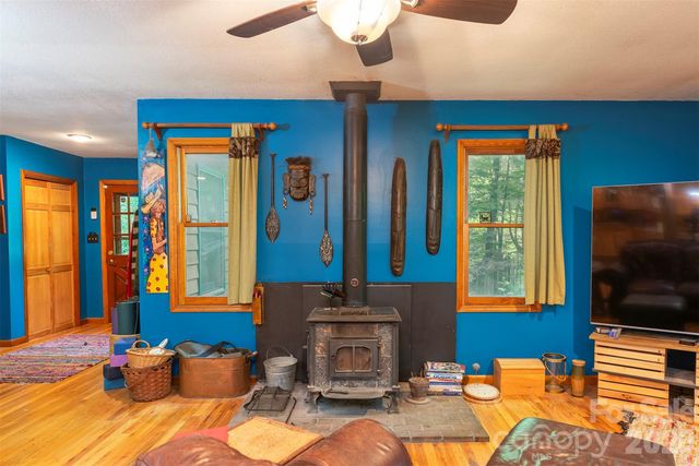 23 Hunting Lodge Drive, Black Mountain, NC 28711