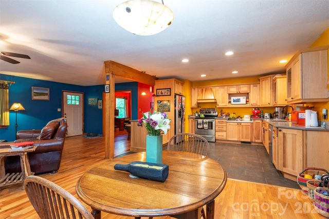 23 Hunting Lodge Drive, Black Mountain, NC 28711