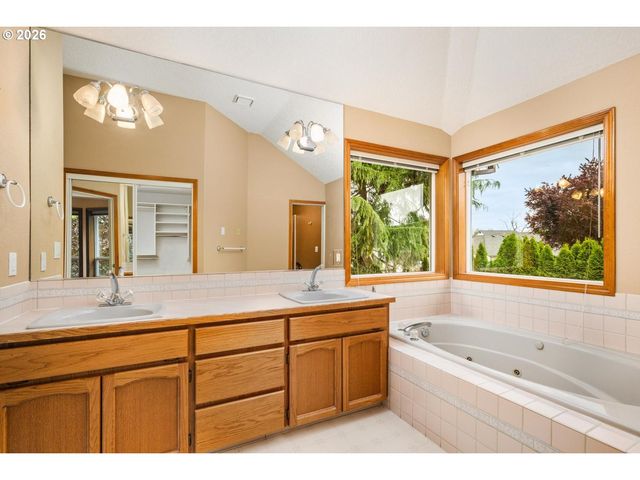 4240 Se JENNIFER Ct, Troutdale, OR 97060