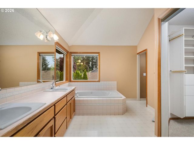 4240 Se JENNIFER Ct, Troutdale, OR 97060