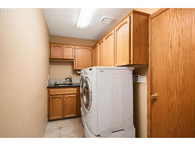 4240 Se JENNIFER Ct, Troutdale, OR 97060