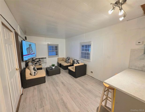 525 Riverleigh Ave C7, Riverhead, NY 11901