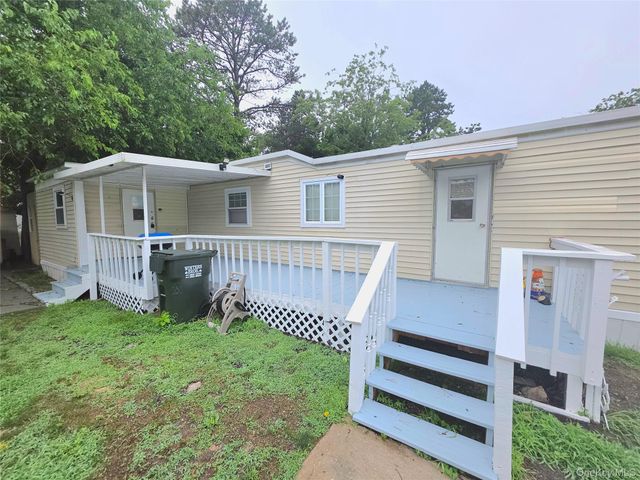 525 Riverleigh Ave C7, Riverhead, NY 11901