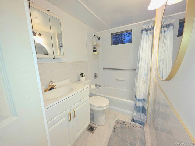 525 Riverleigh Ave C7, Riverhead, NY 11901