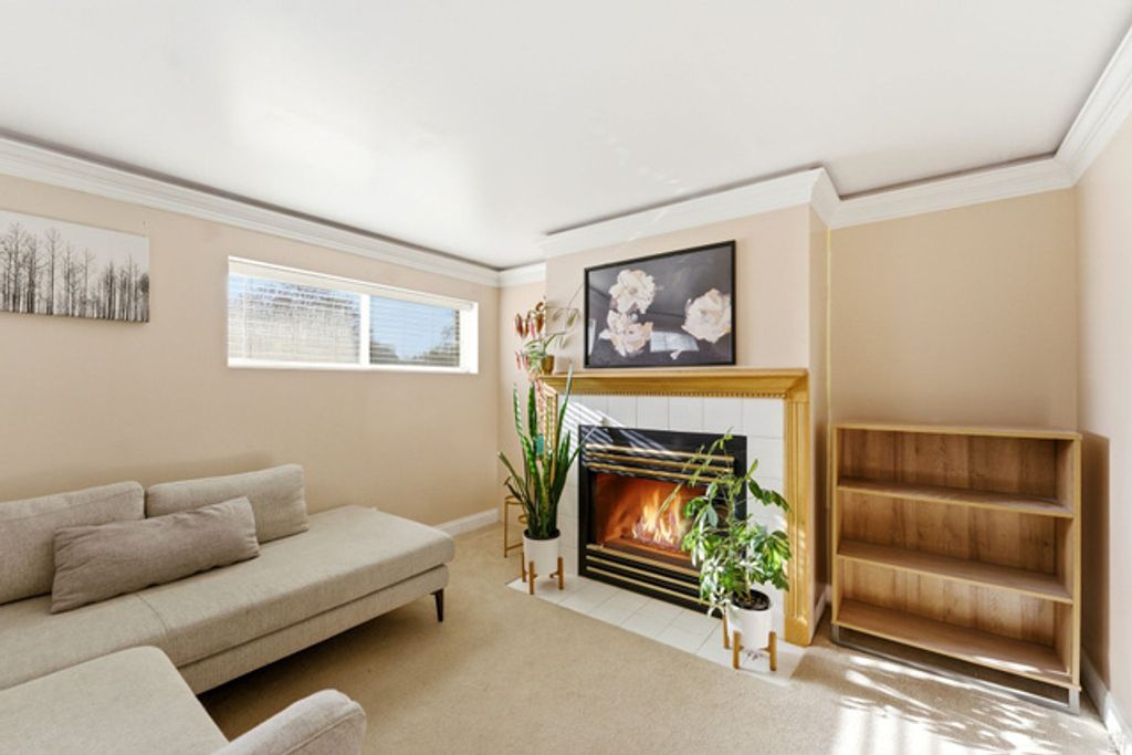 Image 5 of property listing at 929 AMETHYST ST, Layton, UT 84041