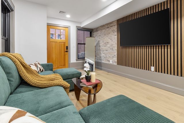 4 Snelling Pl 4, Boston, MA 02113