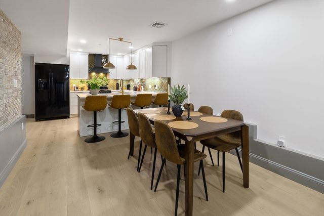 4 Snelling Pl 4, Boston, MA 02113