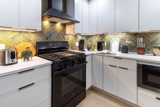 4 Snelling Pl 4, Boston, MA 02113