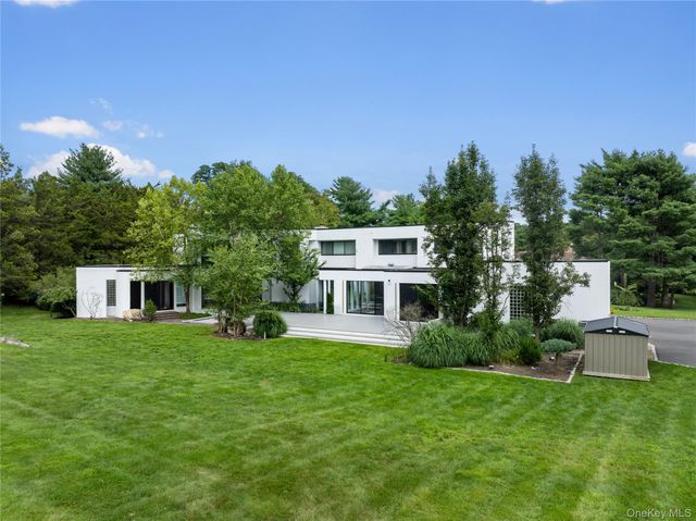 1 Vista Drive, Laurel Hollow, NY 11791