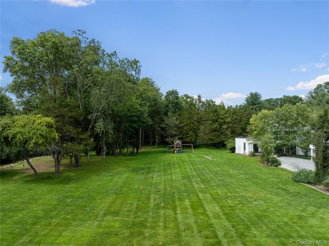 1 Vista Drive, Laurel Hollow, NY 11791