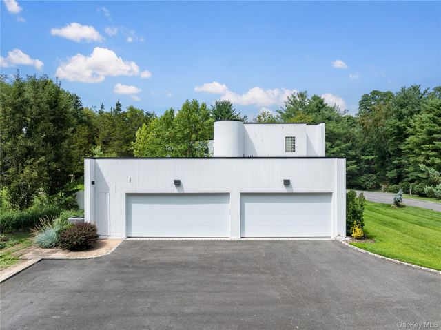 1 Vista Drive, Laurel Hollow, NY 11791