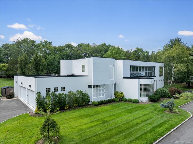 1 Vista Drive, Laurel Hollow, NY 11791