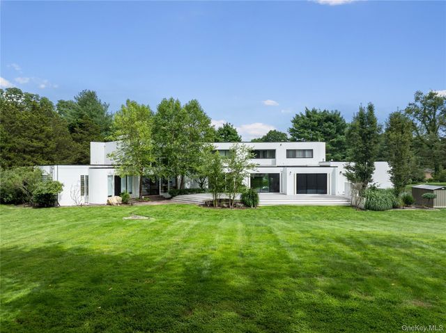 1 Vista Drive, Laurel Hollow, NY 11791