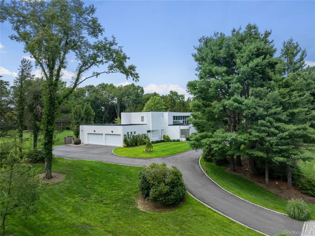 1 Vista Drive, Laurel Hollow, NY 11791