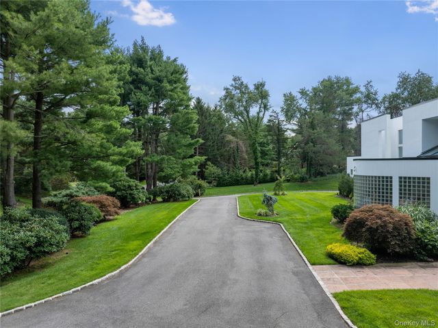 1 Vista Drive, Laurel Hollow, NY 11791