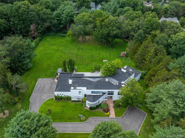 1 Vista Drive, Laurel Hollow, NY 11791