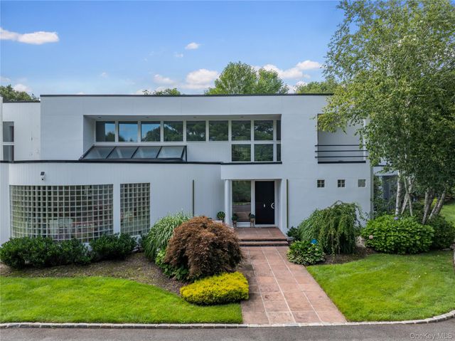 1 Vista Drive, Laurel Hollow, NY 11791