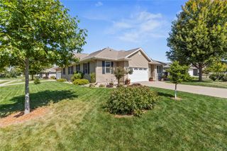 320 Shannon Dr, Robins, IA 52328