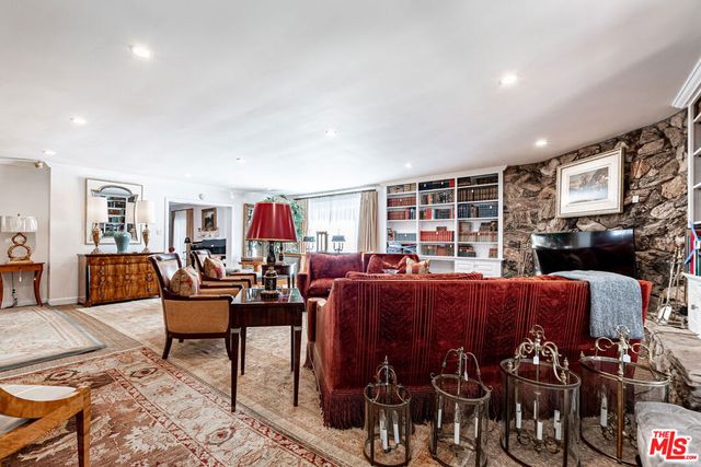 165 N Las Palmas Avenue, Los Angeles, CA 90004