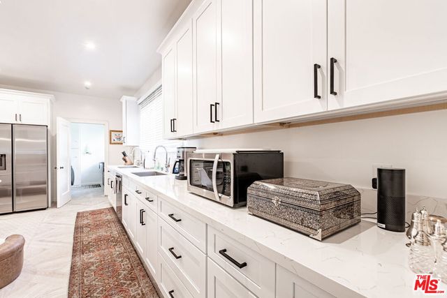 165 N Las Palmas Avenue, Los Angeles, CA 90004