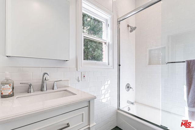 165 N Las Palmas Avenue, Los Angeles, CA 90004