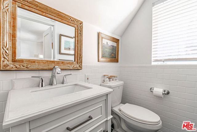 165 N Las Palmas Avenue, Los Angeles, CA 90004